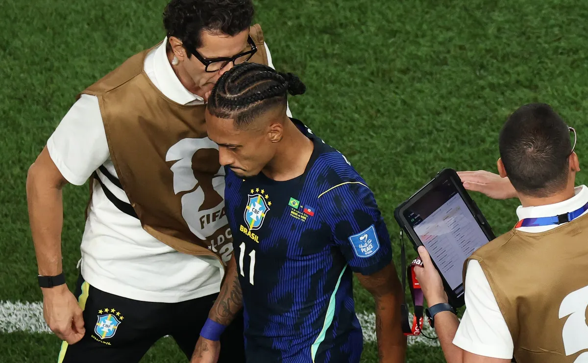 Raphinha deixa jogo do Brasil na Copa com risco de lesão na coxa