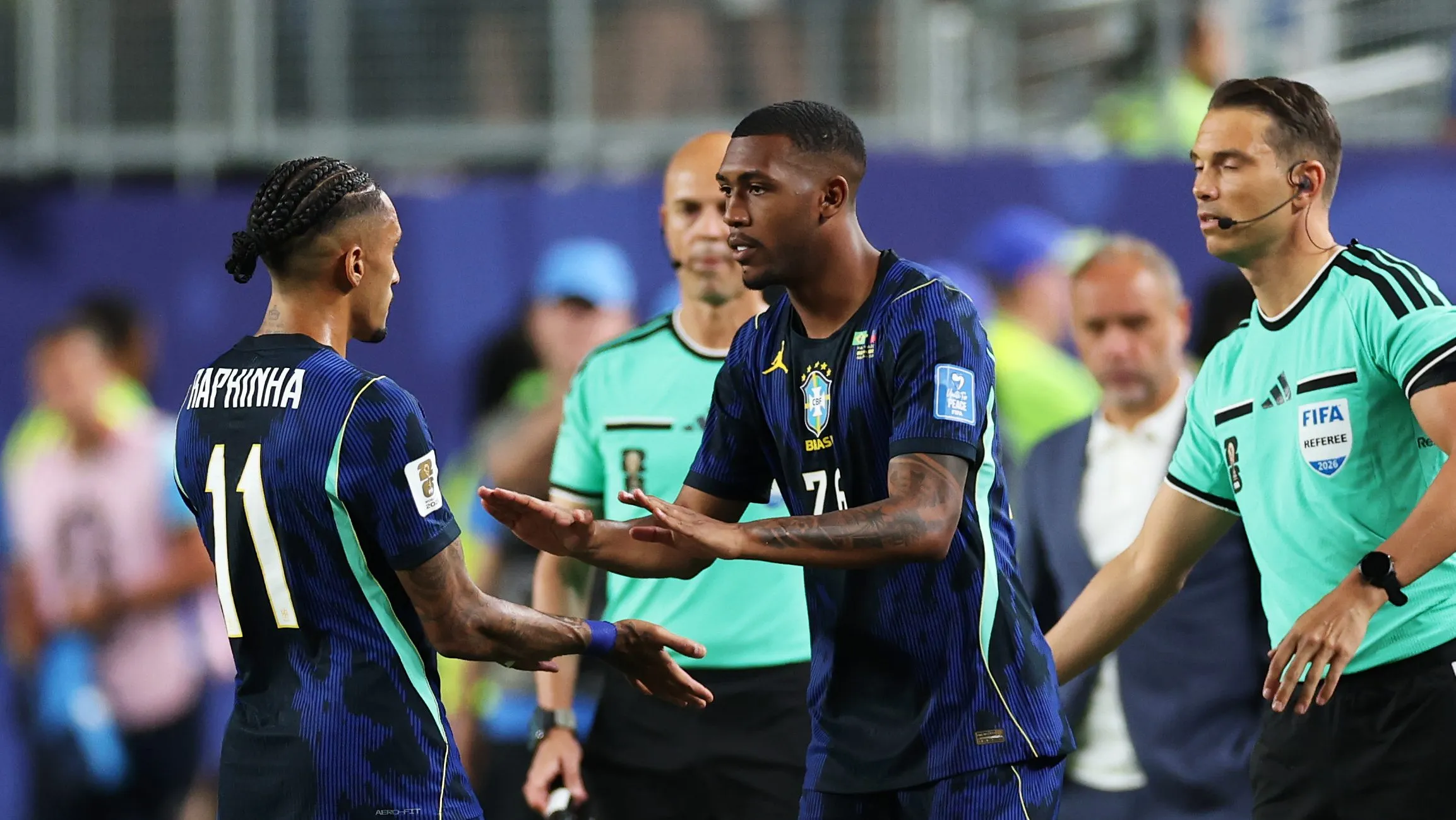 Raphinha deixa jogo do Brasil na Copa com risco de lesão na coxa