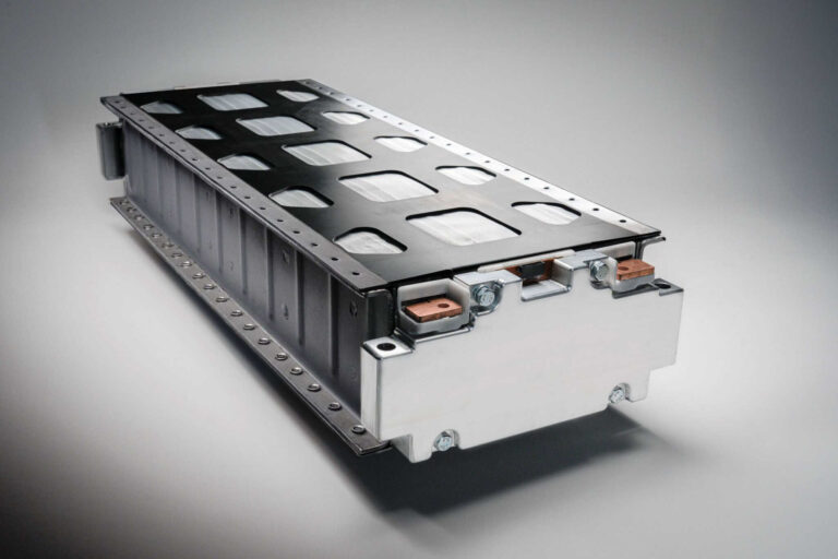 Stellantis e Factorial iniciam testes de bateria de estado sólido no Dodge Charger Daytona