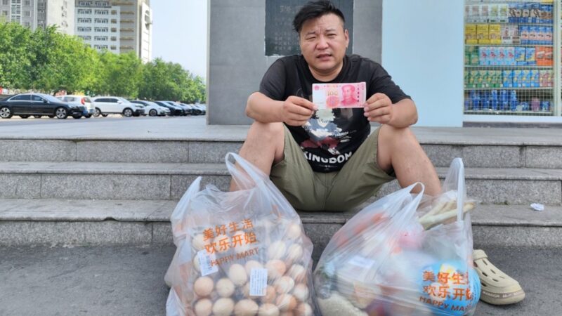 Entregador na China faz compras com salário de um dia e mostra o que conseguiu levar no carrinho