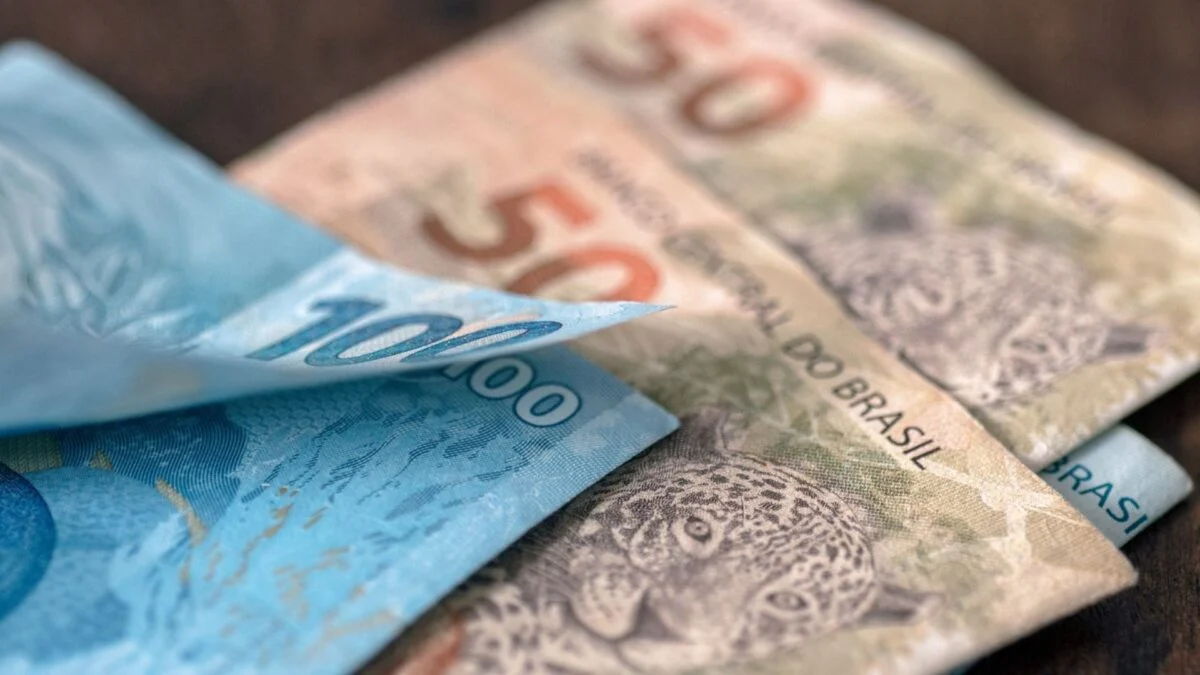 Crédito caro consome quase um terço da renda das famílias, diz BC; dívida chega a recorde em fevereiro de 2026