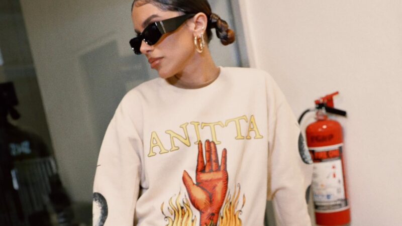 Anitta faz rap improvisado a caminho dos EUA e cita críticas às BETs antes da abertura da Copa