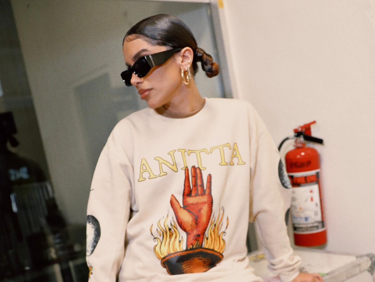 Anitta faz rap improvisado a caminho dos EUA e cita críticas às BETs antes da abertura da Copa