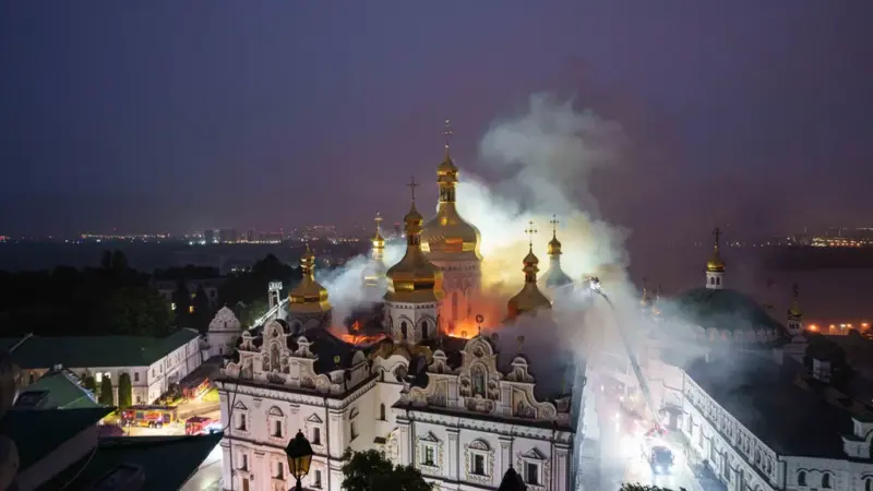 Ofensiva russa deixa mortos em Kiev e provoca danos a patrimônio histórico