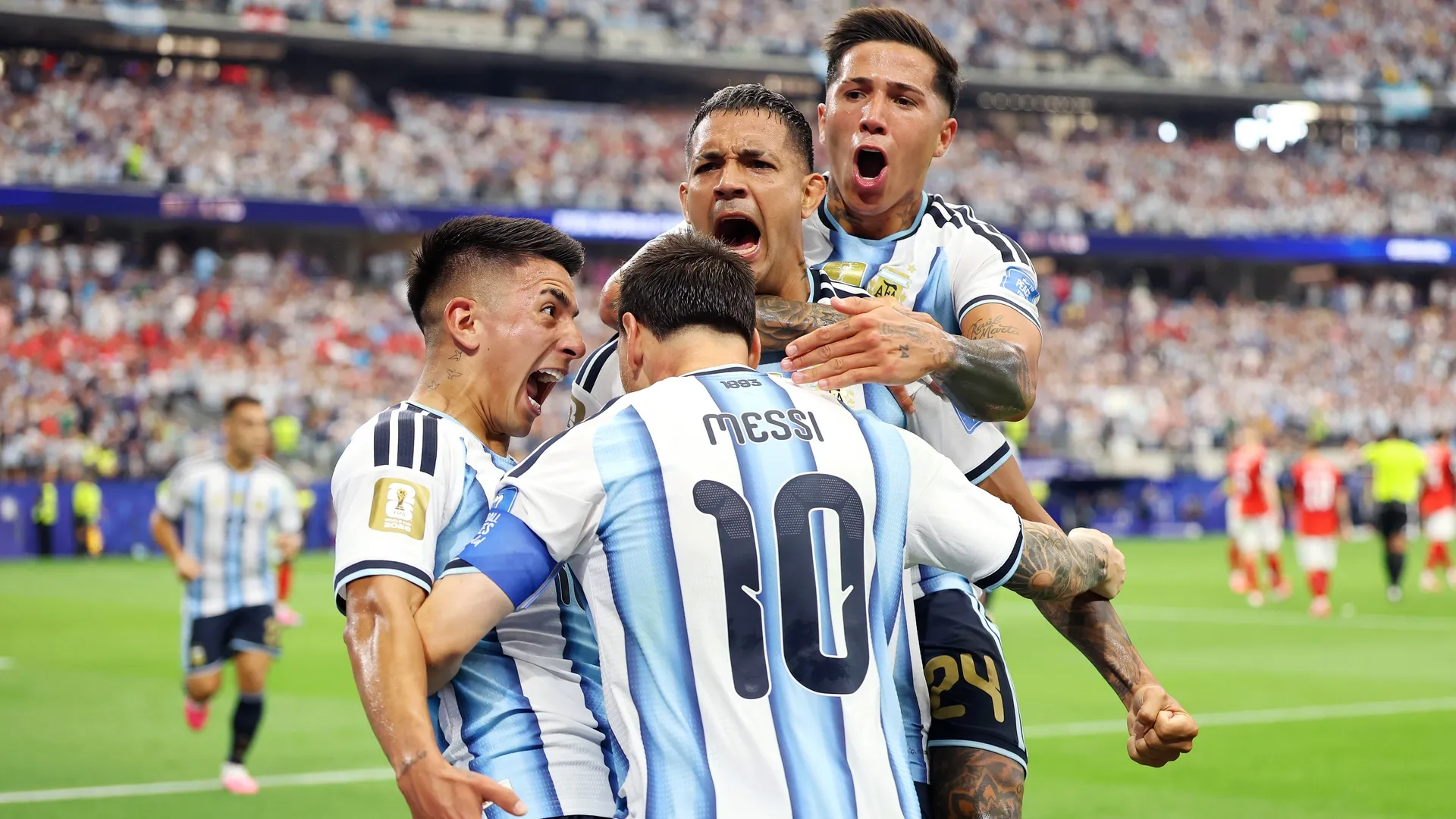 Messi perde pênalti, mas marca duas vezes e garante vitória da Argentina sobre a Áustria; torna-se maior artilheiro em Copas