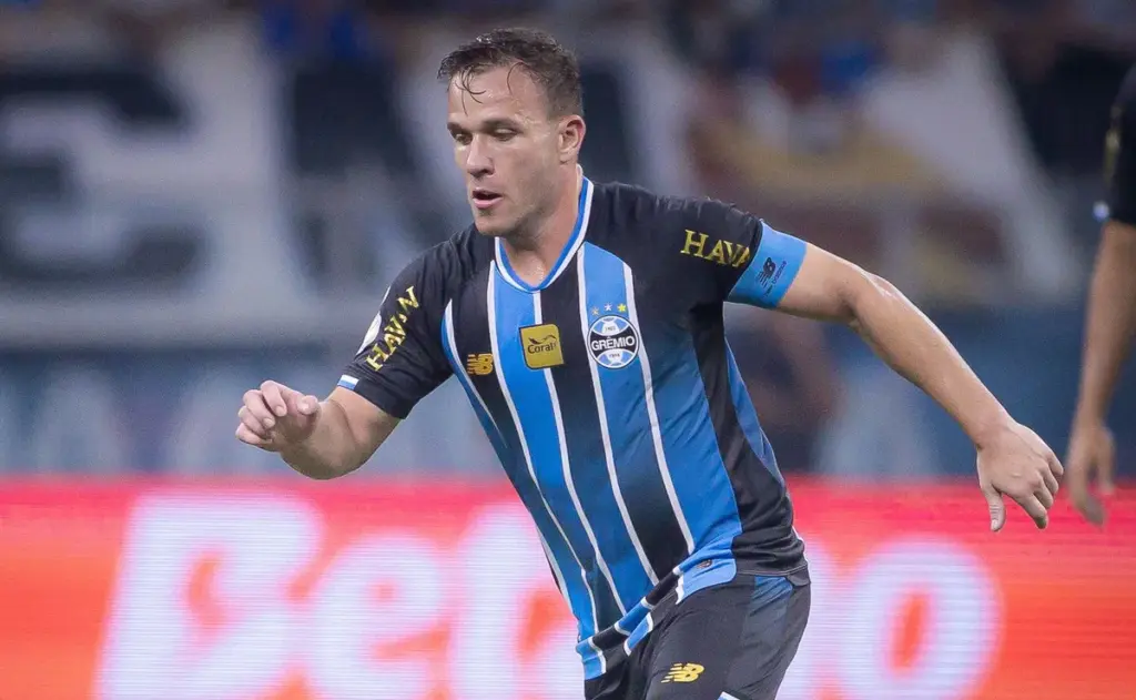 Grêmio confirma saída de Arthur; volante retorna à Juventus com contrato até junho de 2027