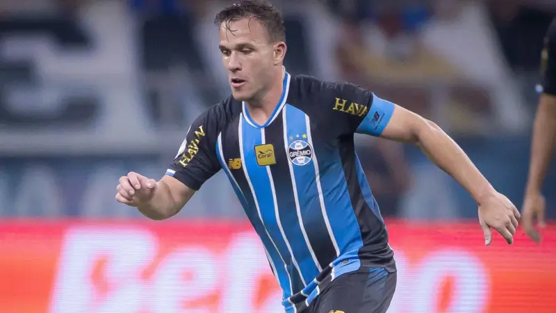 Grêmio confirma saída de Arthur; volante retorna à Juventus com contrato até junho de 2027