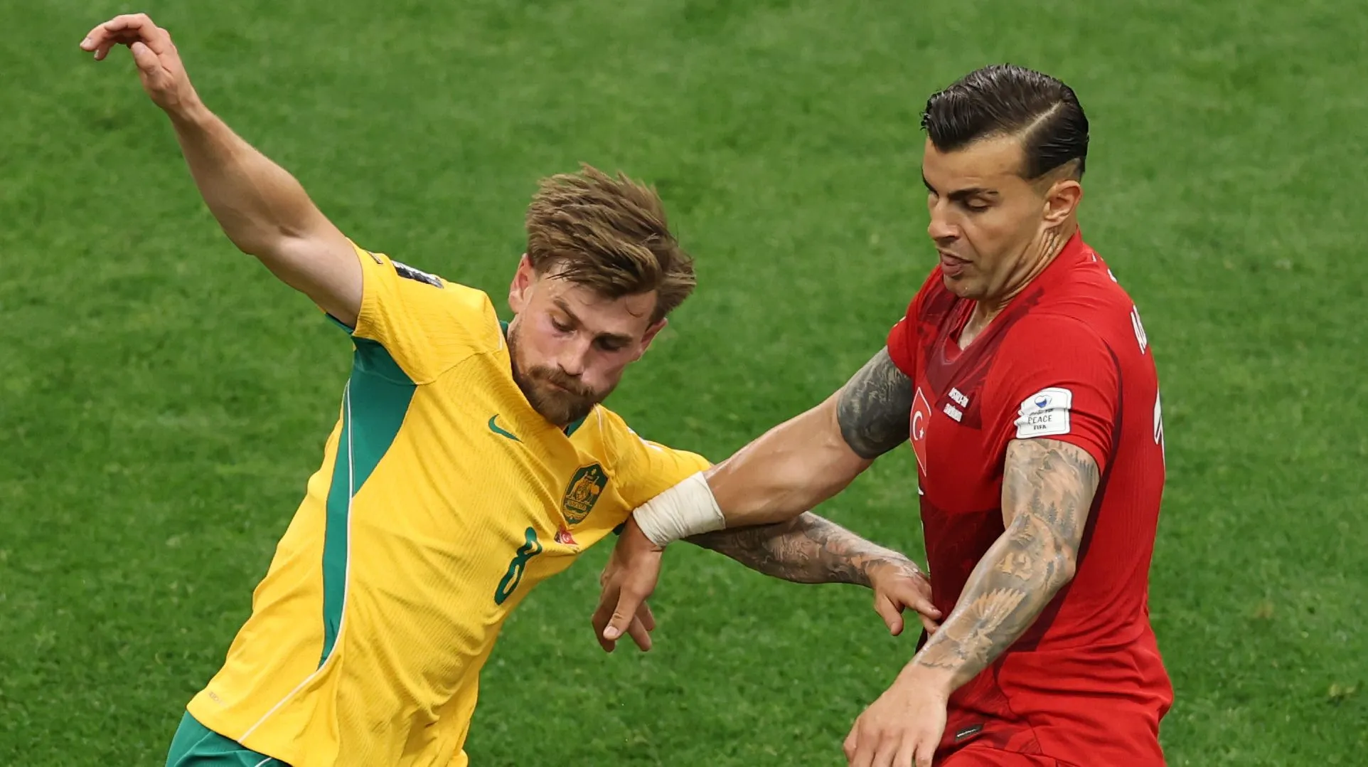 Nestory Irankunda marca, bate recorde e é eleito melhor em campo na vitória da Austrália sobre a Turquia