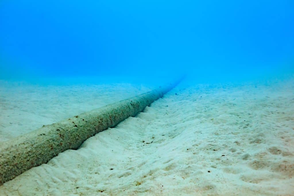 Descubra por onde passa a internet? entenda como funcionam os cabos submarinos