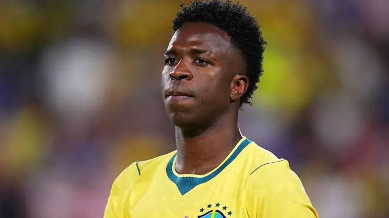Flamengo acompanha Vini Jr brilhar na estreia da Seleção e igualar marca de Ronaldinho