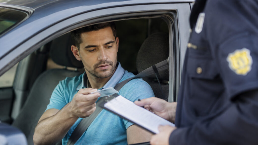 Descubra carro no nome de outra pessoa pode virar problema? entenda quando dirigir é permitido e quando a fiscalização pode complicar tudo