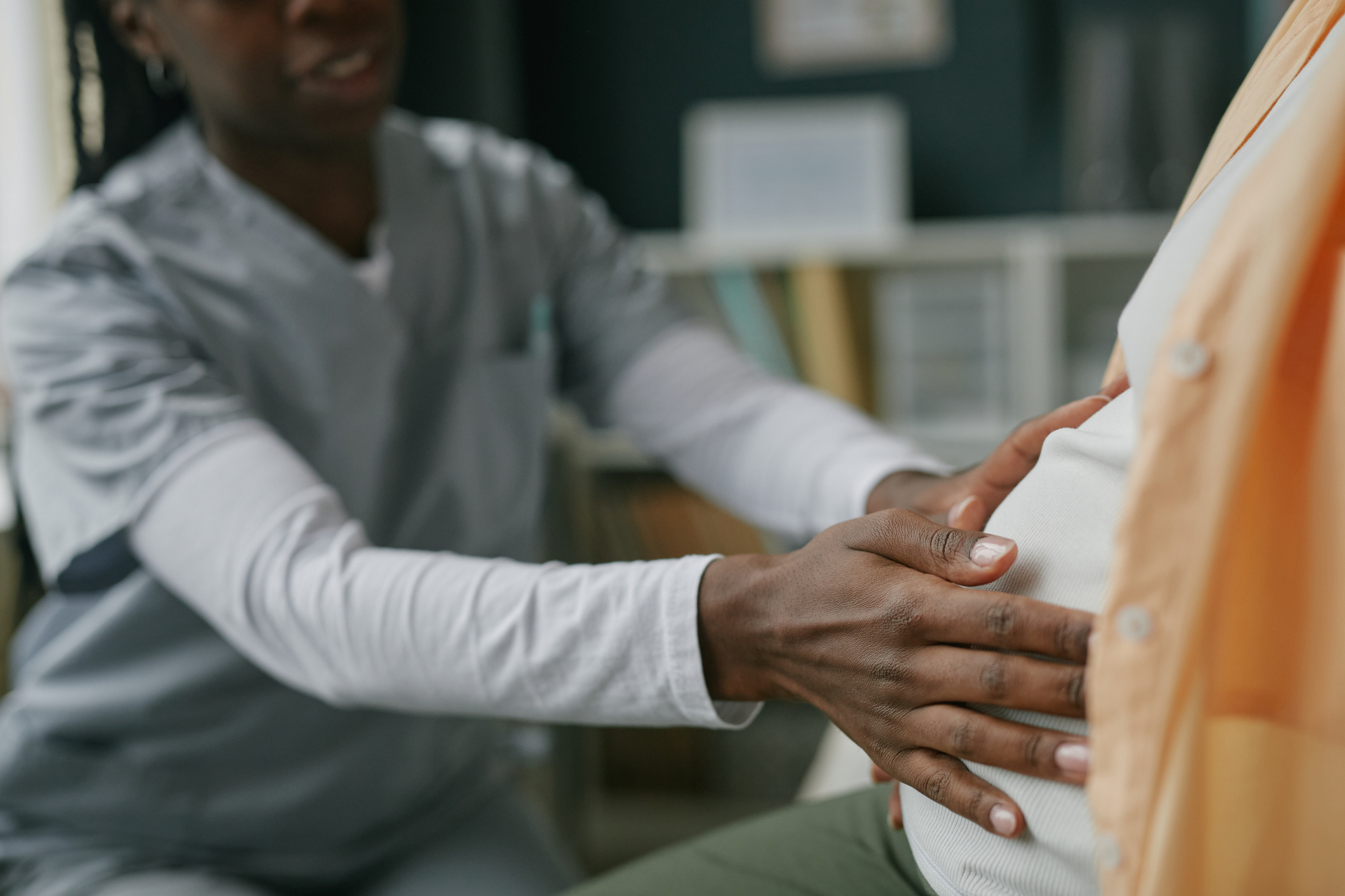 Exame de sangue materno consegue identificar milhares de doenças genéticas no feto sem procedimento invasivo