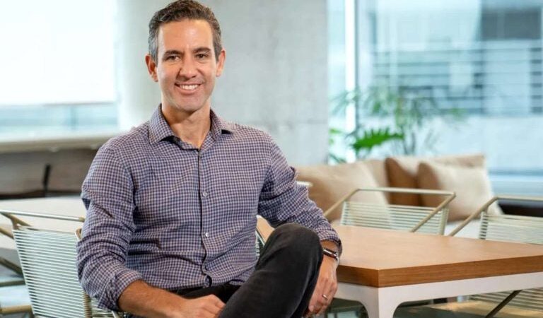 Descubra david vélez entra em lista da forbes ao lado de elon musk, warren buffett e taylor swift