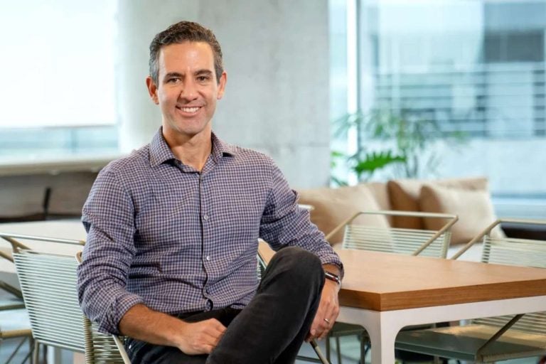 Descubra david vélez entra em lista da forbes ao lado de elon musk, warren buffett e taylor swift