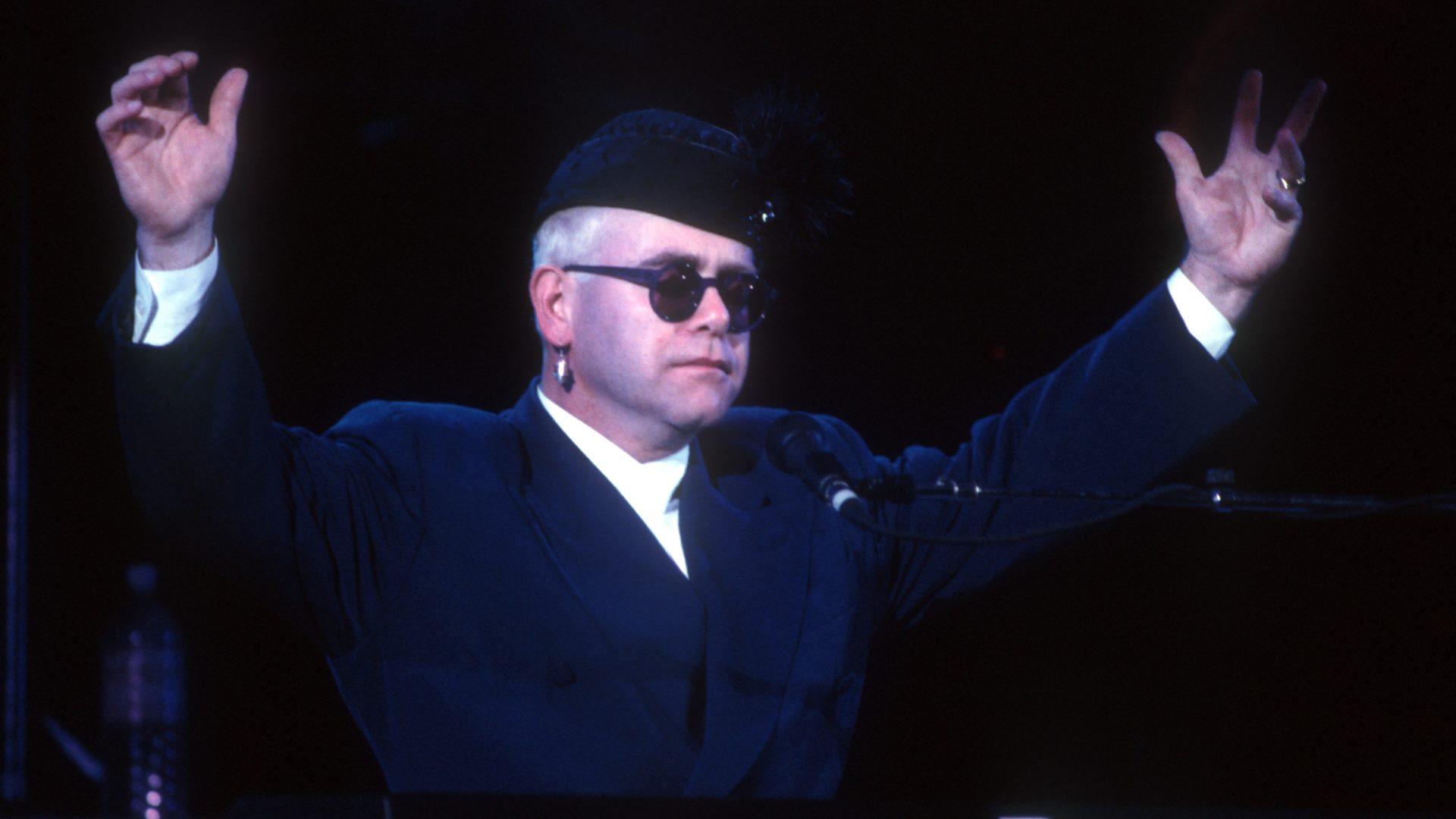 Elton John aponta álbum de Stevie Wonder como o maior de todos e diz levá-lo em todas as viagens