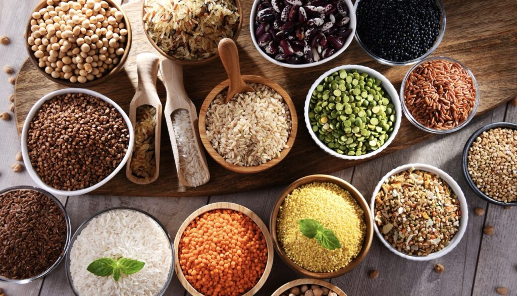 O que é o “fibermaxxing”, seus benefícios e os riscos de consumir fibras em excesso