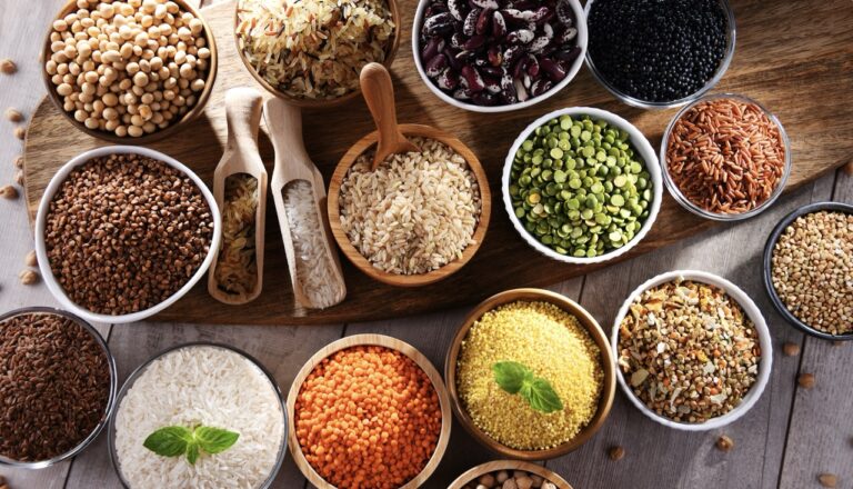 O que é o “fibermaxxing”, seus benefícios e os riscos de consumir fibras em excesso