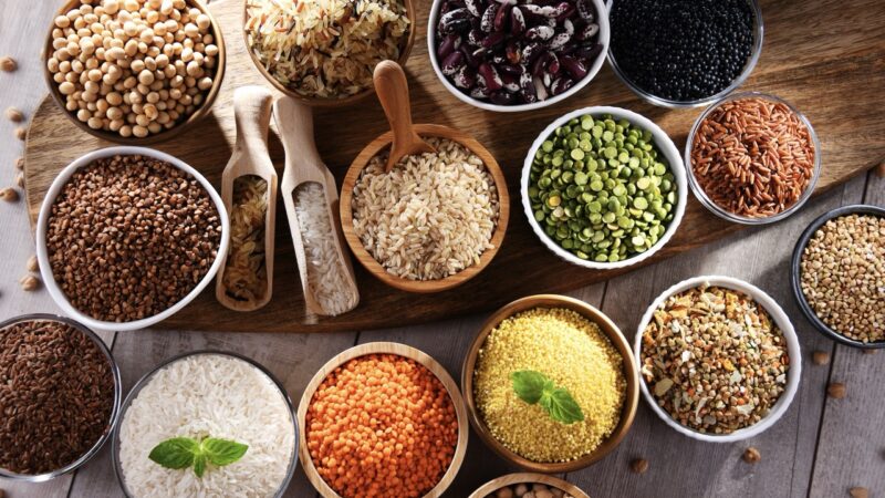 O que é o “fibermaxxing”, seus benefícios e os riscos de consumir fibras em excesso