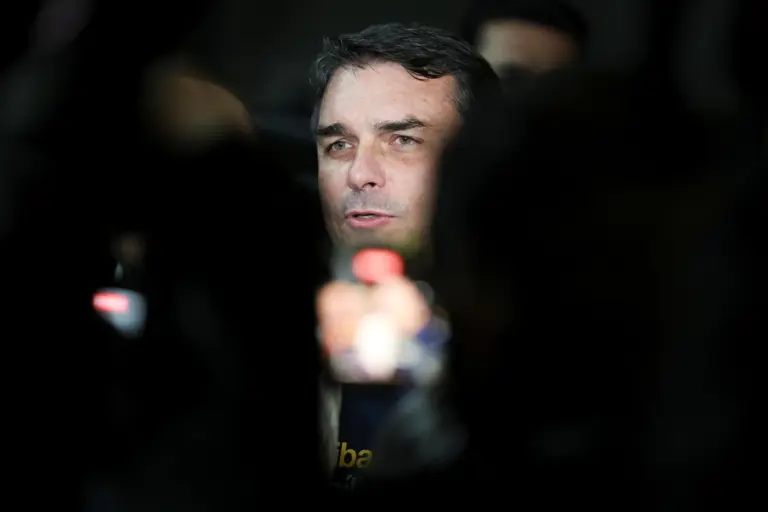 Flávio Bolsonaro afasta Caiado e Zema como opções de vice: “não faltam bons quadros” na direita