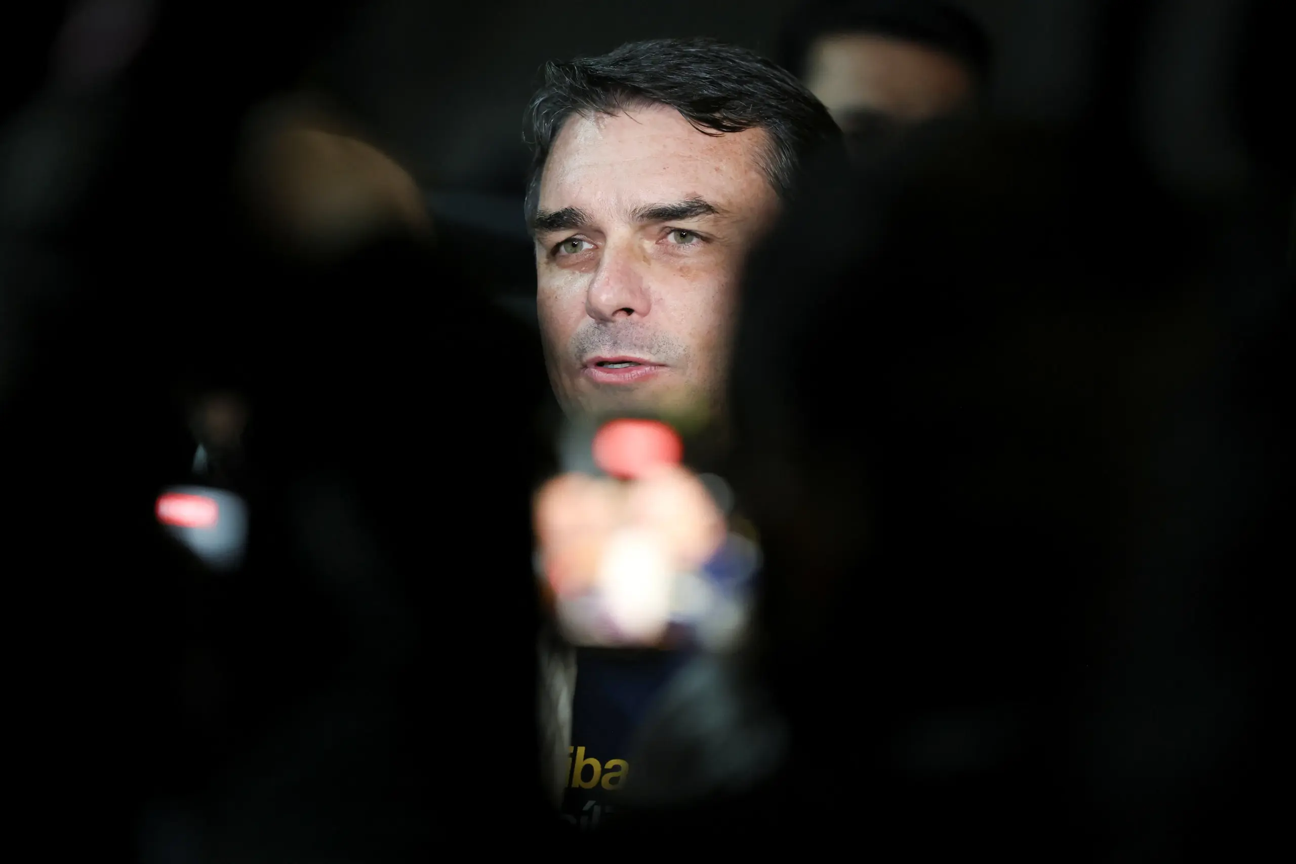 Flávio Bolsonaro afasta Caiado e Zema como opções de vice: “não faltam bons quadros” na direita