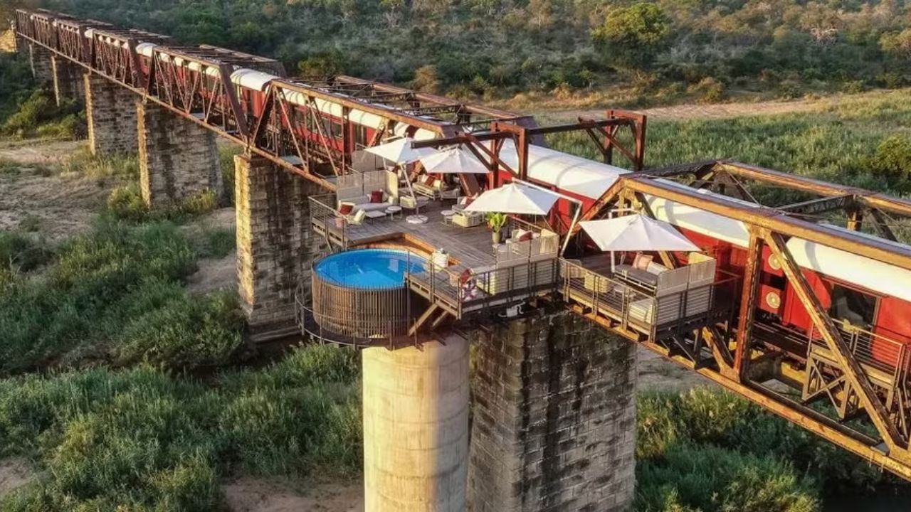 Descubra um trem ou um hotel? instalado sobre uma ponte histórica, o kruger shalati atrai turistas por funcionar dentro de um trem suspenso sobre um rio; empreendimento combina acomodações de lu…