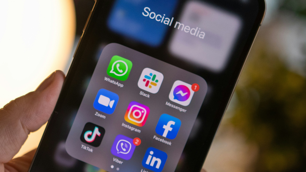 Desligar o celular à noite pode prolongar vida da bateria e reduzir travamentos, diz especialista