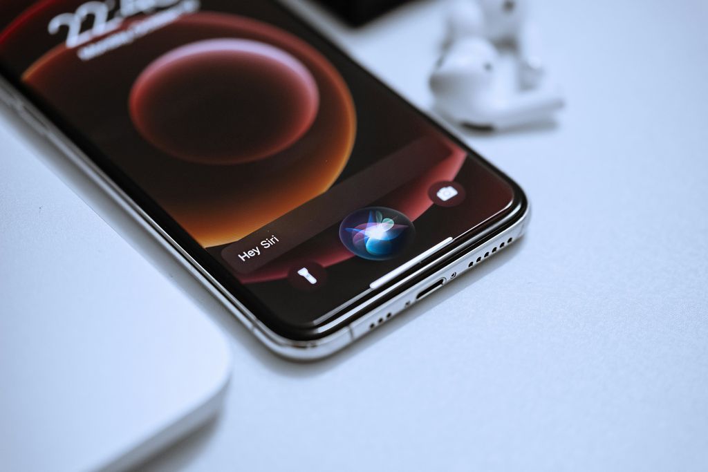 Descubra nova siri melhorada terá ajuda do google para ficar mais inteligente