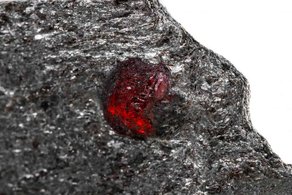 Cientistas encontram grãos de granada em meteorito de Marte guardado em museu
