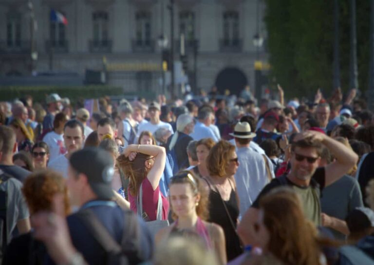Pulseira eletrônica monitora idosos em Roma durante onda de calor para evitar emergências