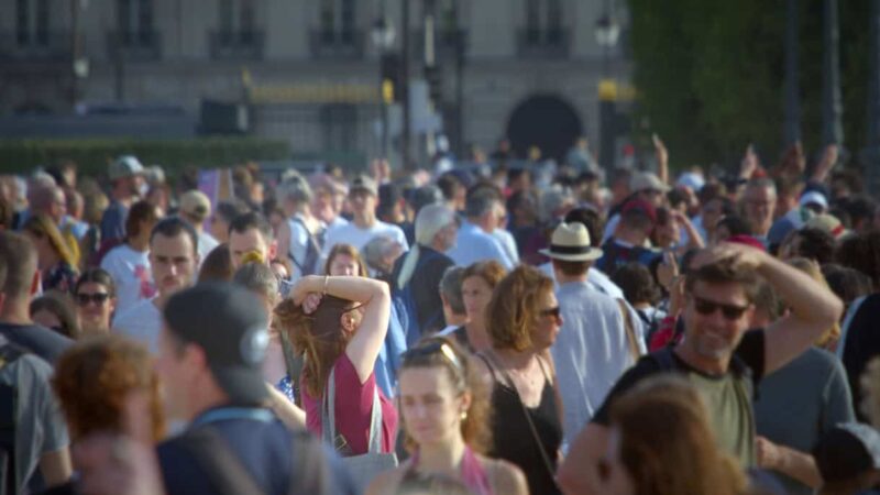 Pulseira eletrônica monitora idosos em Roma durante onda de calor para evitar emergências