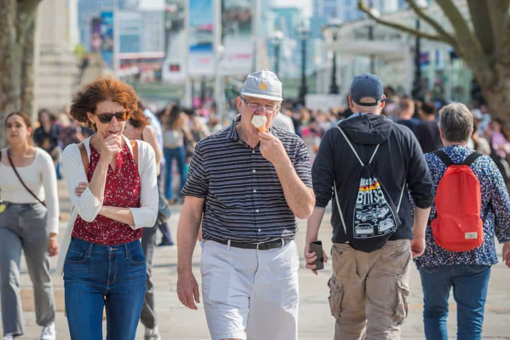 Pulseira eletrônica monitora idosos em Roma durante onda de calor para evitar emergências