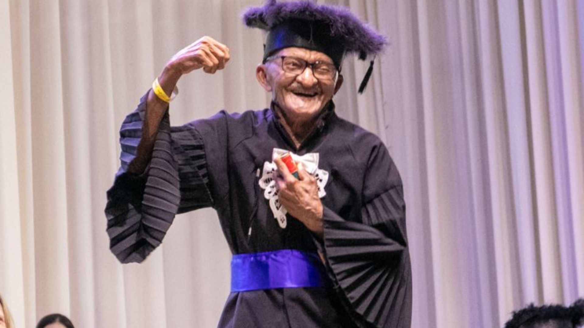 Veja como seu severino começou a trabalhar aos 6 anos, ficou órfão sem conhecer os pais e passou 9 décadas sem estudar; ele subiu ao palco, recebeu o diploma e protagonizou uma das formaturas m…