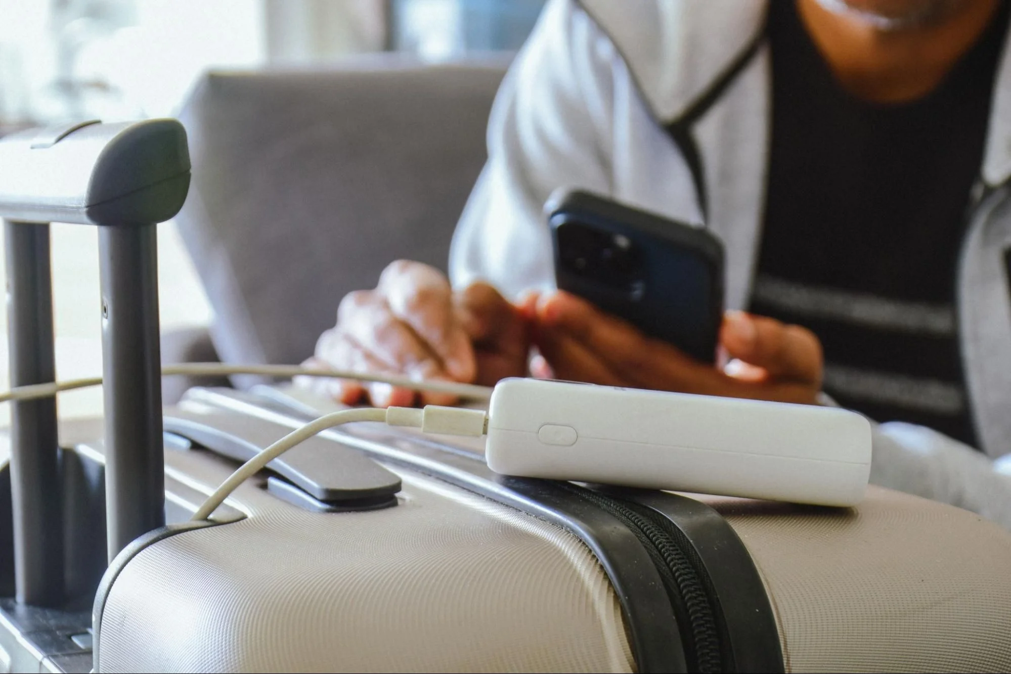 Conheça pode levar power bank no avião? entenda as regras e veja modelos liberados