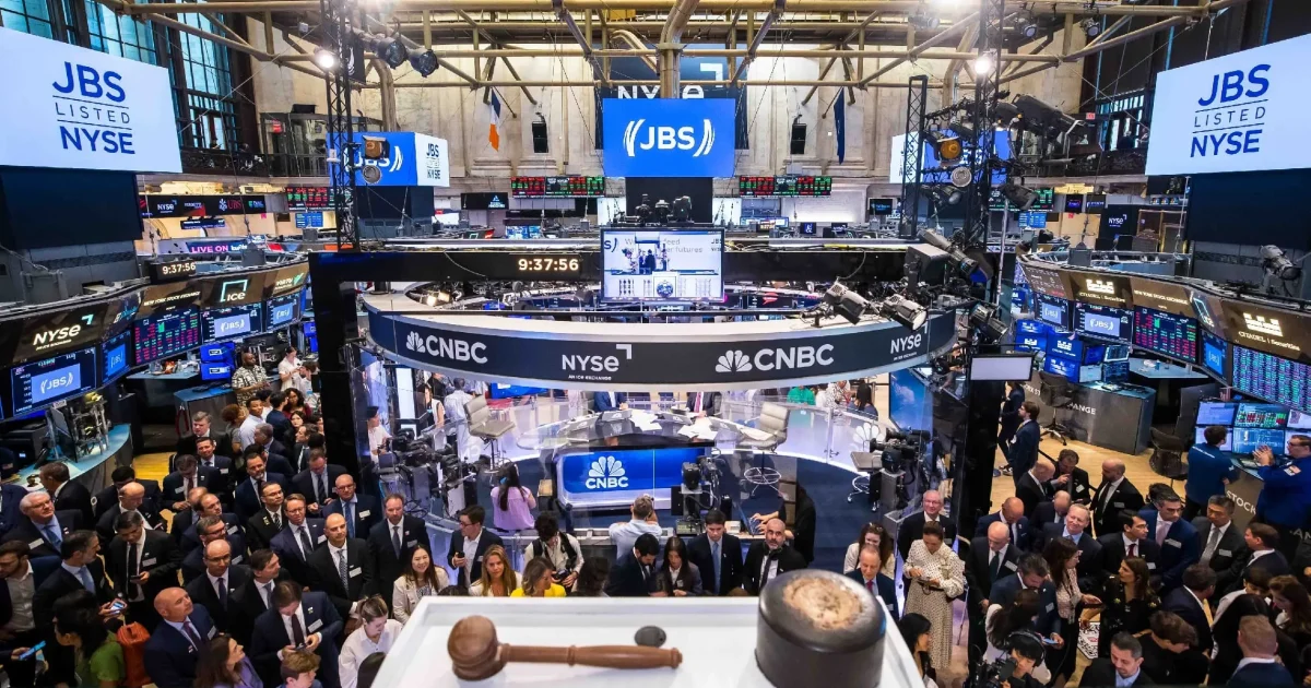JBS completa um ano na NYSE e busca inclusão nos grandes índices americanos para atrair capital passivo