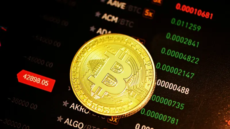 Bitcoin recua a cerca de US$ 62 mil com resgates em ETFs e demanda fraca no mercado à vista