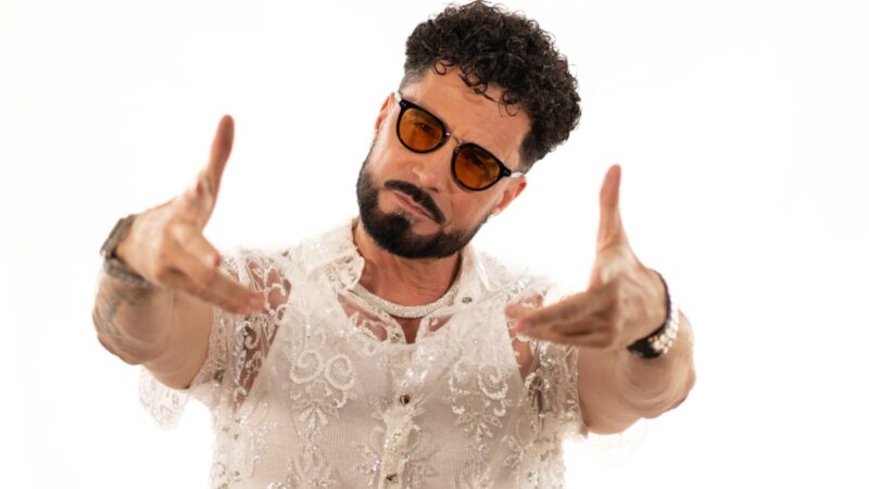 Veja como latino comemora 5 milhões de views e aposta em hit para a copa