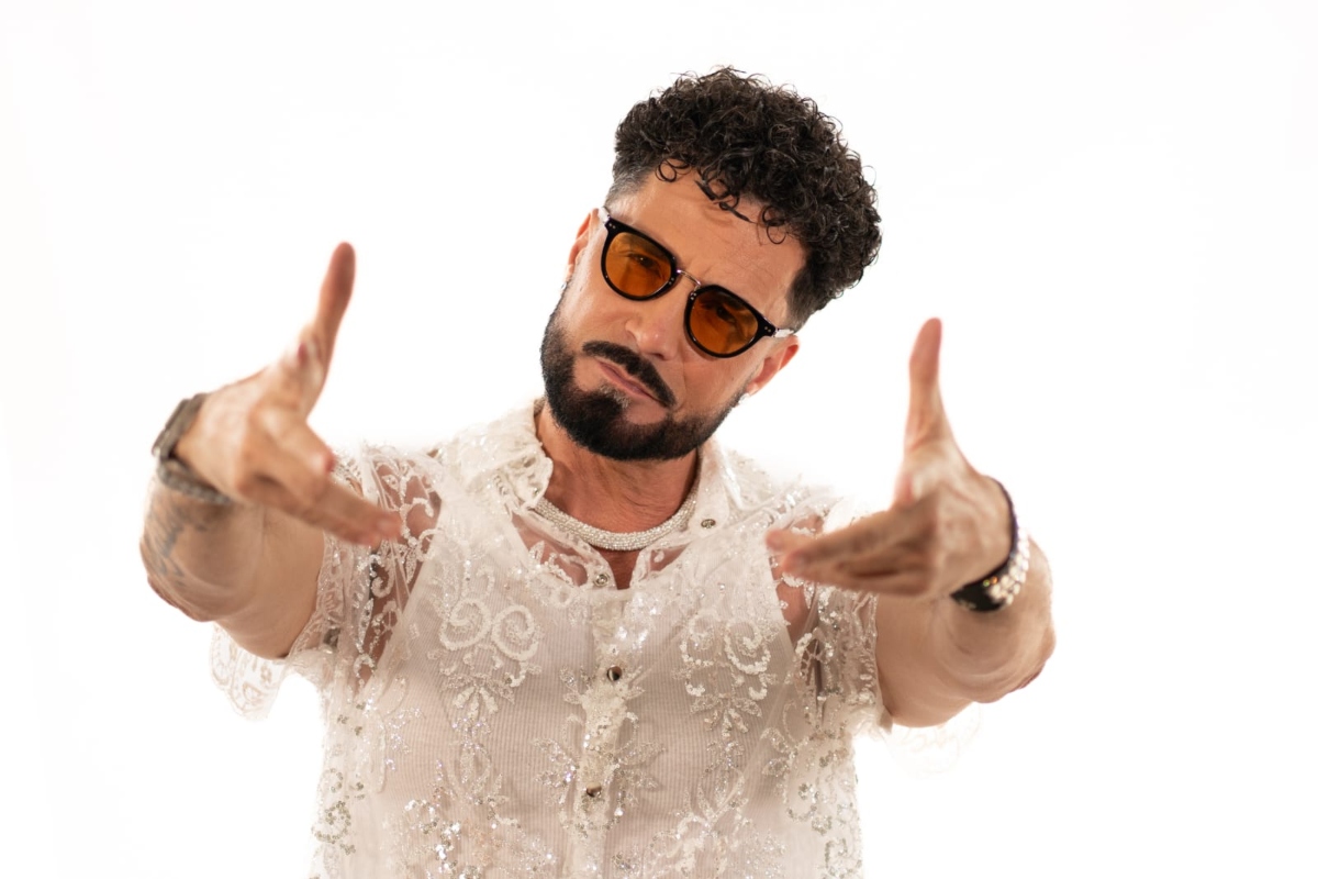 Veja como latino comemora 5 milhões de views e aposta em hit para a copa