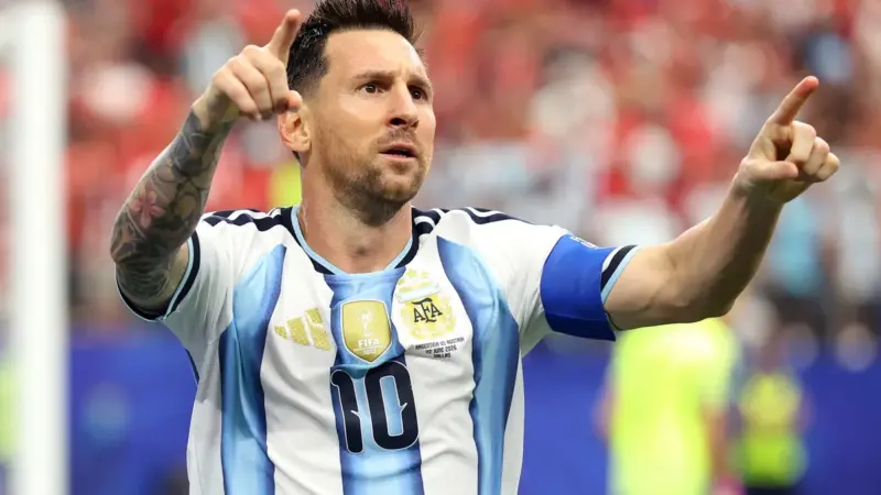 Messi perde pênalti, mas marca duas vezes e garante vitória da Argentina sobre a Áustria; torna-se maior artilheiro em Copas