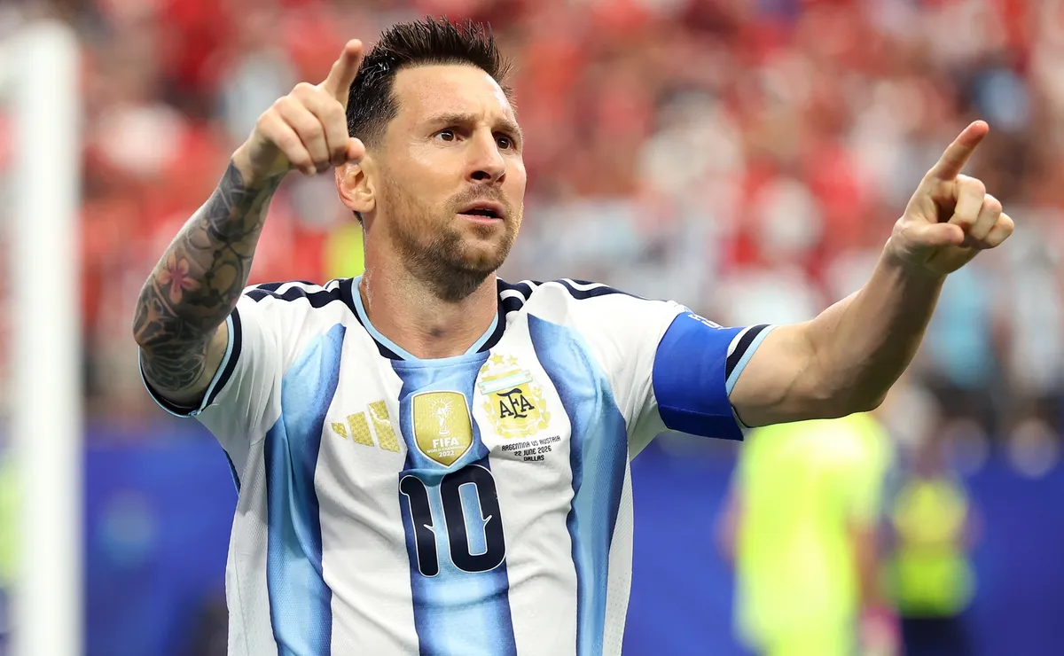 Messi perde pênalti, mas marca duas vezes e garante vitória da Argentina sobre a Áustria; torna-se maior artilheiro em Copas
