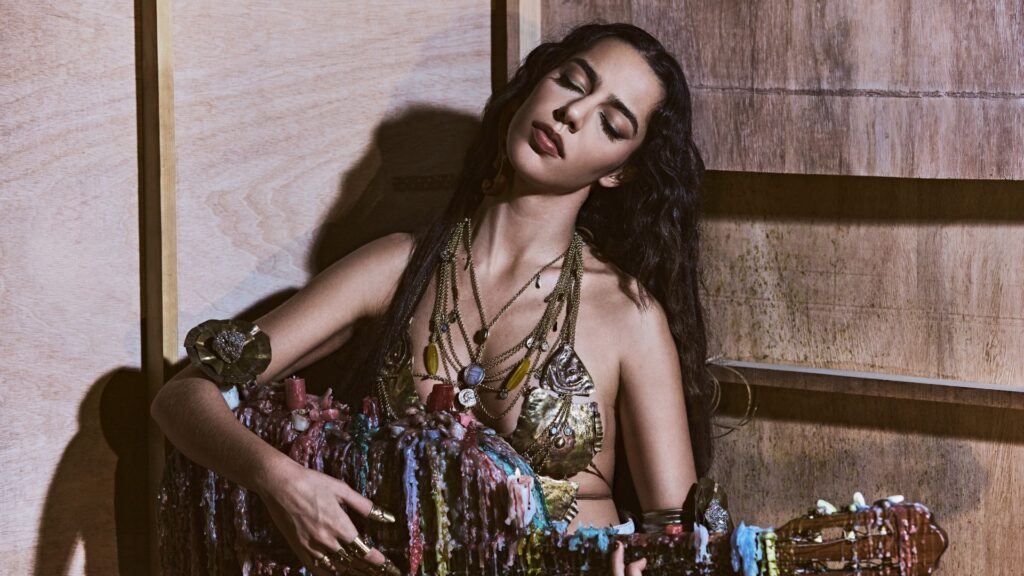 Marina Sena canta trecho de música inédita após show em Goiânia