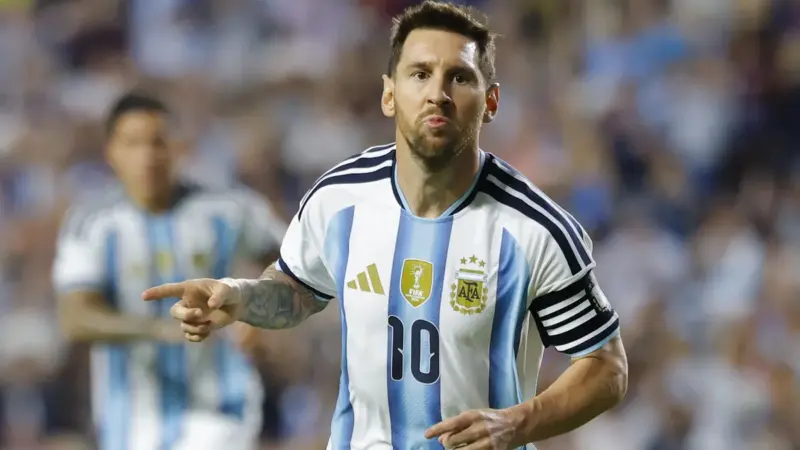 Messi atinge marca histórica e disputará a sexta Copa do Mundo da carreira