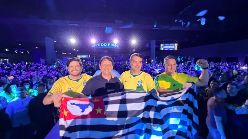 Flávio Bolsonaro promete postura radical em segurança ao lançar pré-candidatura de André do Prado em São Paulo