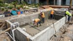 Quanto custa construir uma piscina em 2026: fatores que influenciam o valor, exigências legais e gastos extras mais comuns