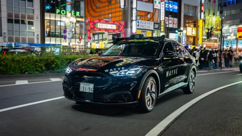 Parceria entre Uber, Stellantis e Wayve avança no desenvolvimento de robotáxis autônomos