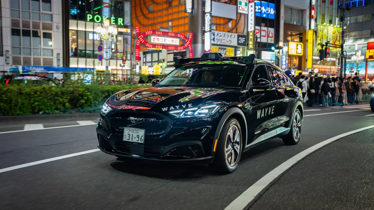 Parceria entre Uber, Stellantis e Wayve avança no desenvolvimento de robotáxis autônomos