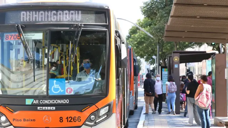 Setor de serviços registra alta de 1,2% em abril, primeira em seis meses