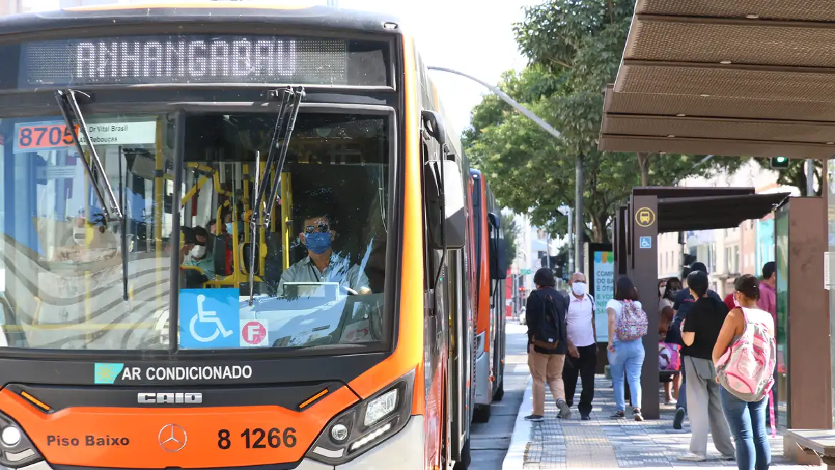 Setor de serviços registra alta de 1,2% em abril, primeira em seis meses