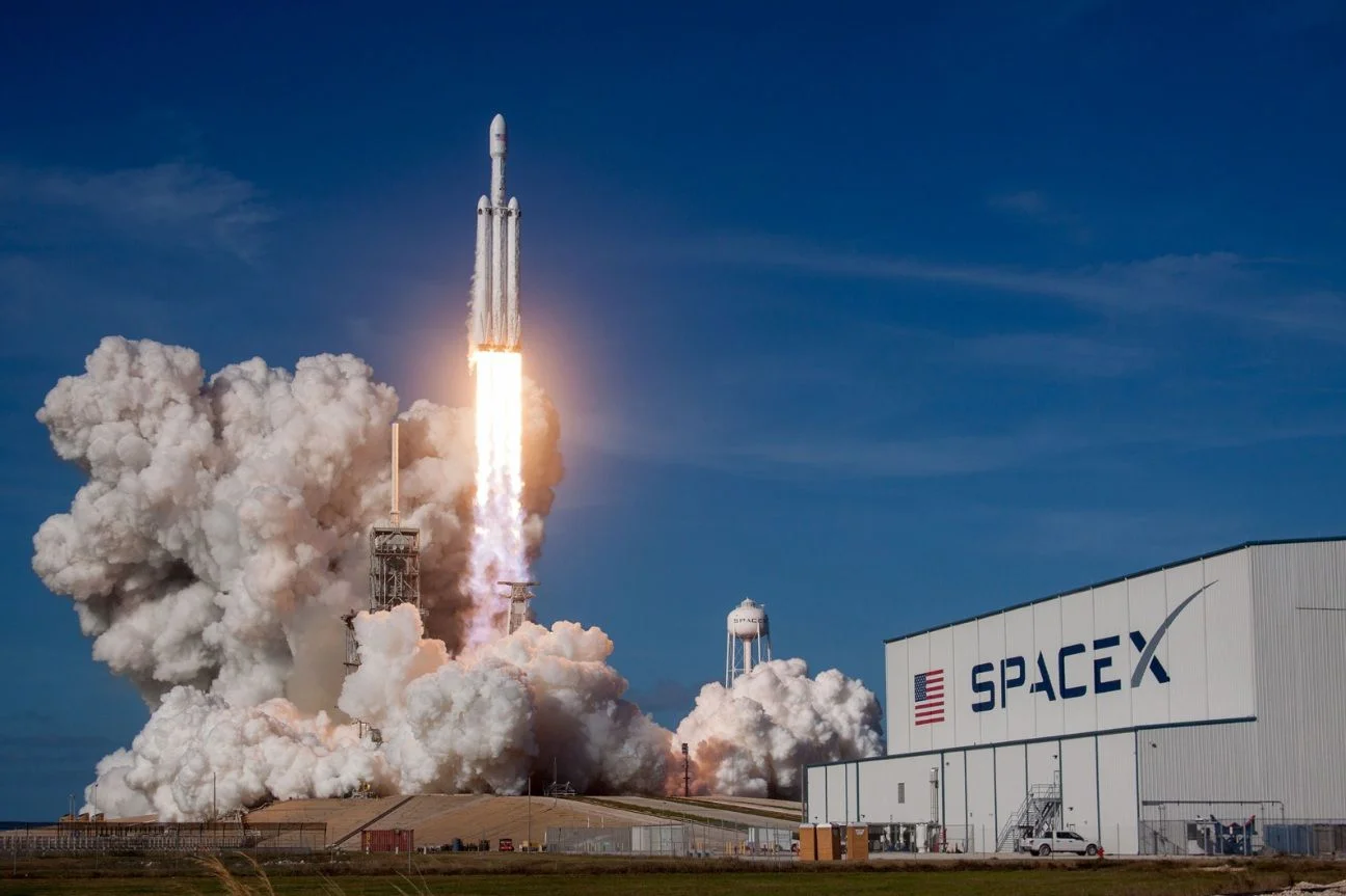 SpaceX anuncia IPO e acirra competição no setor espacial; rivais registram queda em ações
