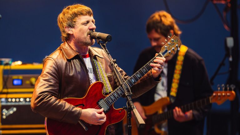 Sturgill Simpson lança “Mutiny After Midnight” em plataformas digitais no dia do seu aniversário