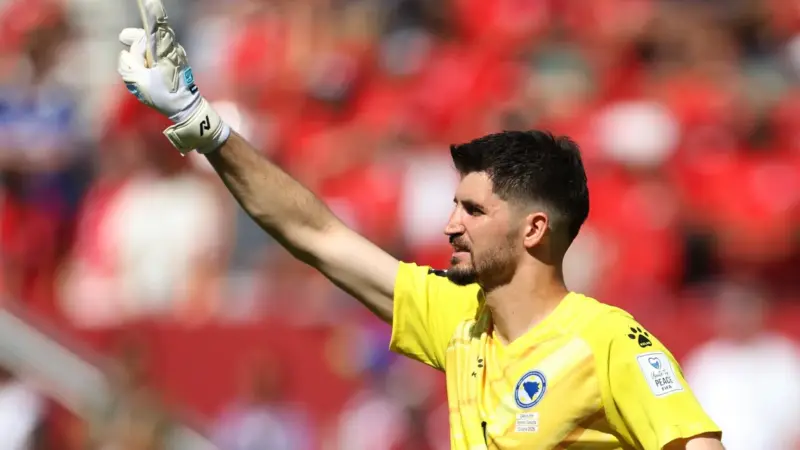 Goleada da Suíça sobre Bósnia e Herzegovina tem defesa acrobática de goleiro, mas termina 4 a 1